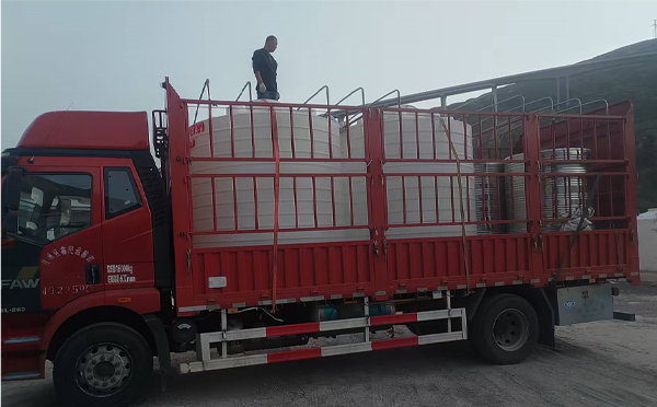 定西立式运输桶安排发货现场